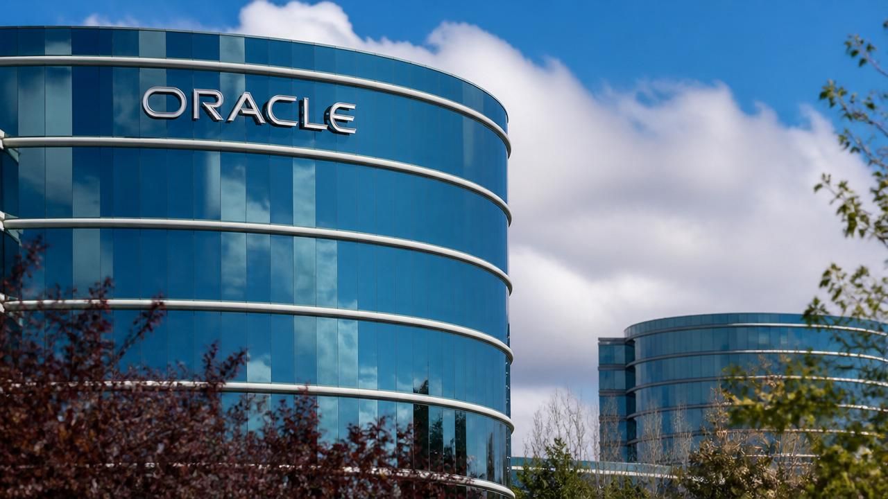 Oracle Credit Risk Soars to Record High Amid AI Spending Concerns and Chinese Rivalry