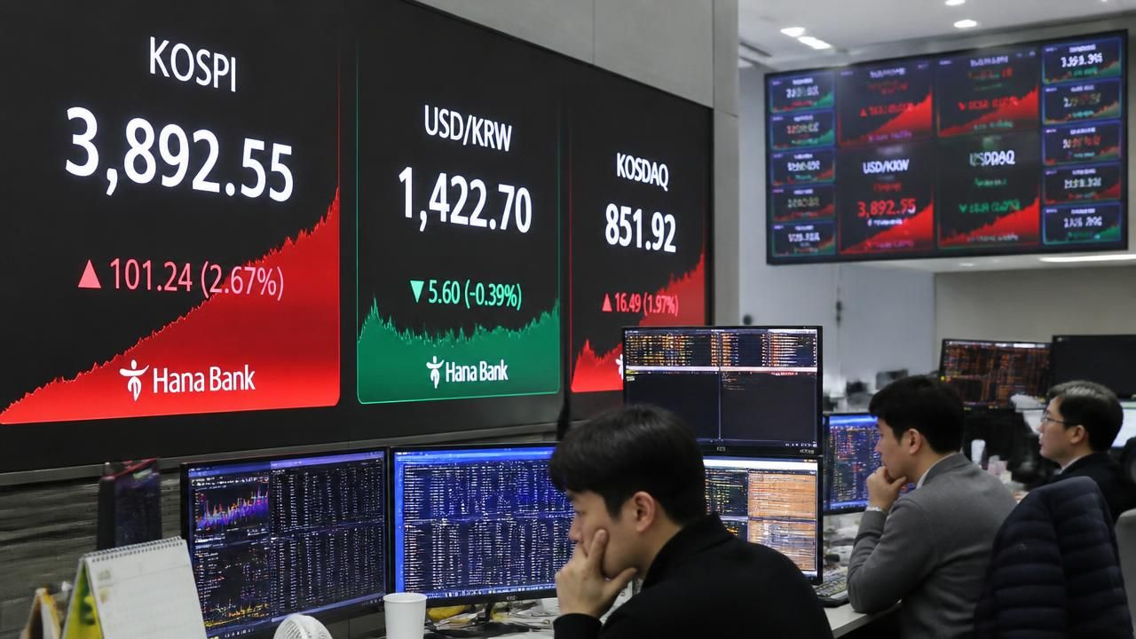 Asian Stocks Rally, Yen Slips as BOJ Holds Rates Amid Political Uncertainty