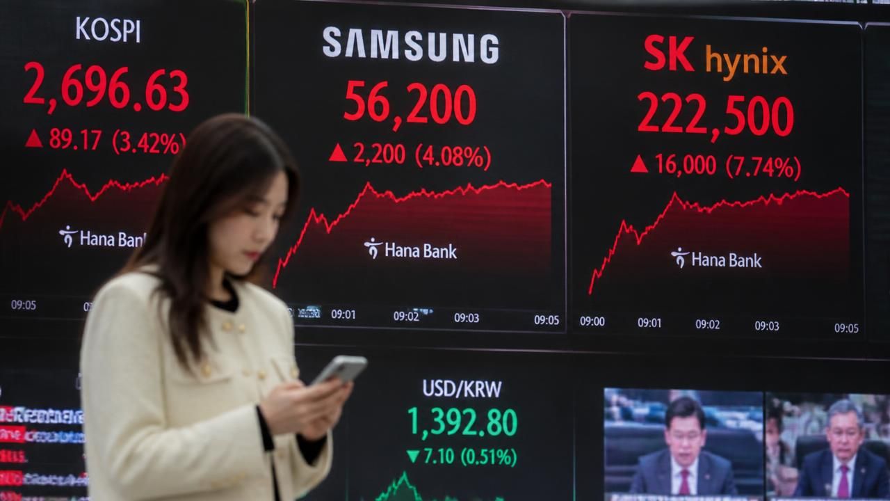 Temasek Report Sparks Rally in Samsung, SK Hynix; Shareholders Push for Payouts