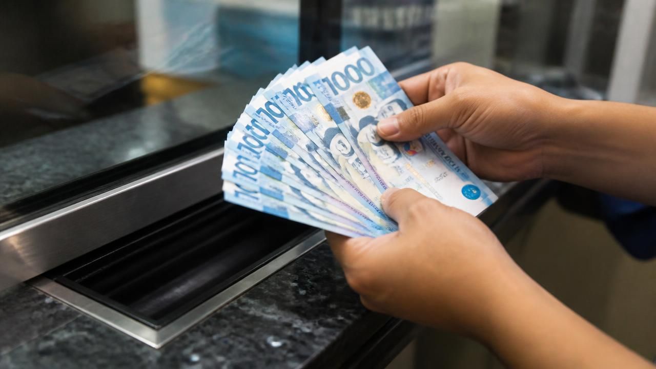 Philippine Peso Breaches 62 Per Dollar, Hits Record Low on Oil Surge
