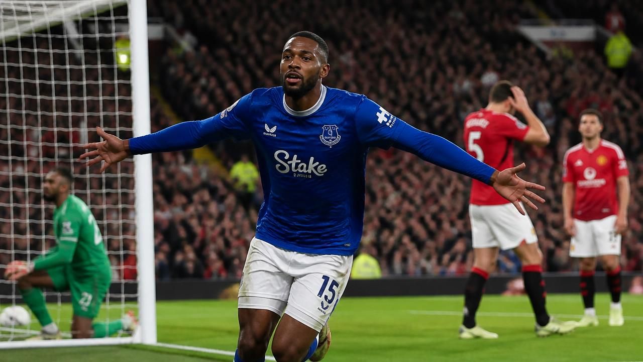 Maitland-Niles' stoppage-time stunner rescues point for Everton at Old Trafford