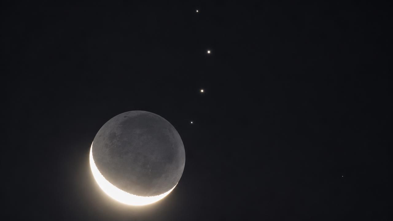 Moon Occults Jupiter Over North America as Astrophotographer Captures Rare Five-Moon Alignment